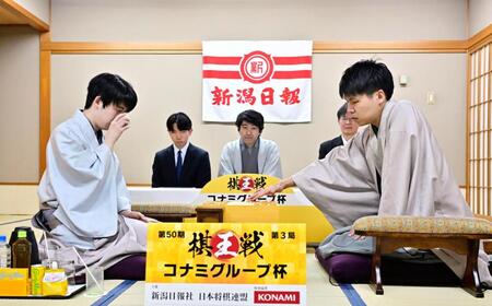 　将棋の第５０期棋王戦コナミグループ杯第３局が千日手となり、指し直し局に臨む藤井聡太棋王（左）と増田康宏八段