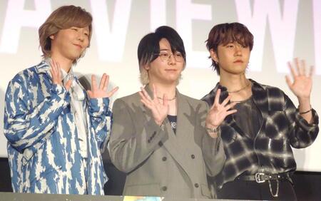 　手を振るＭｒｓ．　ＧＲＥＥＮ　ＡＰＰＬＥの（左から）藤澤涼架、大森元貴、若井滉斗