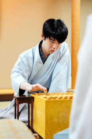 　３連勝で棋王位を防衛し、タイトル通算２７期＆番勝負通算１００勝を達成した藤井聡太棋王（提供・日本将棋連盟）