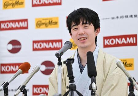 　第５０期棋王戦コナミグループ杯で３連覇を果たし、記者会見する藤井聡太棋王