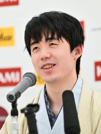 　第５０期棋王戦コナミグループ杯で３連覇を果たし、記者会見する藤井聡太棋王