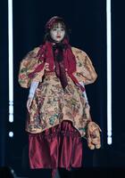 　ポーズをきめる希空（撮影・園田高夫）