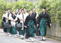 　卒業式の会場へと向かう第１１１期生（撮影・高部洋祐）