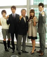 　みのもんたさん（中央）と曜日パートナーの眞鍋かをり、小泉孝太郎、大沢あかね、パトリック・ハーラン（左から）＝０７年９月１２日