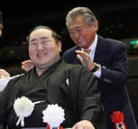 　朝青龍のまげにはさみを入れた後、笑顔で肩をたたく、みのもんたさん（右）＝１０年１０月３日