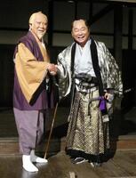 　奉行役で「水戸黄門」に初出演、主演の里見浩太朗（左）と握手するみのもんたさん＝１０年１１月５日