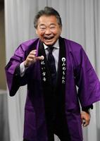 　古希の祝いの会見で得意のポーズを決めるみのもんたさん＝２０１４年１０月２４日