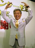 　アナウンサー生活４０周年記念パーティーを前に笑顔で会見に応じる、みのもんたさん＝２００７年５月２５日