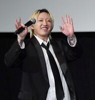 　観客の歓声の笑顔で応えるＹＯＡＳＯＢＩのＡｙａｓｅ（撮影・開出牧）