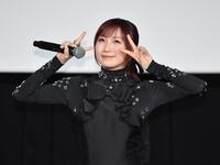 　映画舞台あいさつに登場し観客の歓声に笑顔で応えるＹＯＡＳＯＢＩのｉｋｕｒａ（撮影・開出牧）