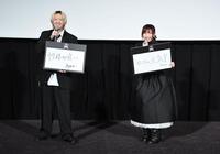 　お互いの意外な一面を書いたフリップを披露しトークするＹＯＡＳＯＢＩのｉｋｕｒａ（右）とＡｙａｓｅ（撮影・開出牧）