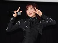 　映画舞台あいさつに登場し観客の歓声に応えるＹＯＡＳＯＢＩのｉｋｕｒａ（撮影・開出牧）