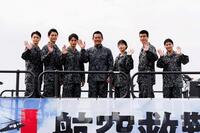 　手を振る（左から）犬飼貴丈、前田拳太郎、神尾楓珠、内野聖陽、石井杏奈、渡辺碧斗、前田旺志郎