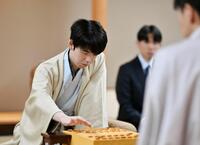 　将棋の第５０期棋王戦コナミグループ杯５番勝負の第３局で、増田康宏八段と対局する藤井聡太棋王