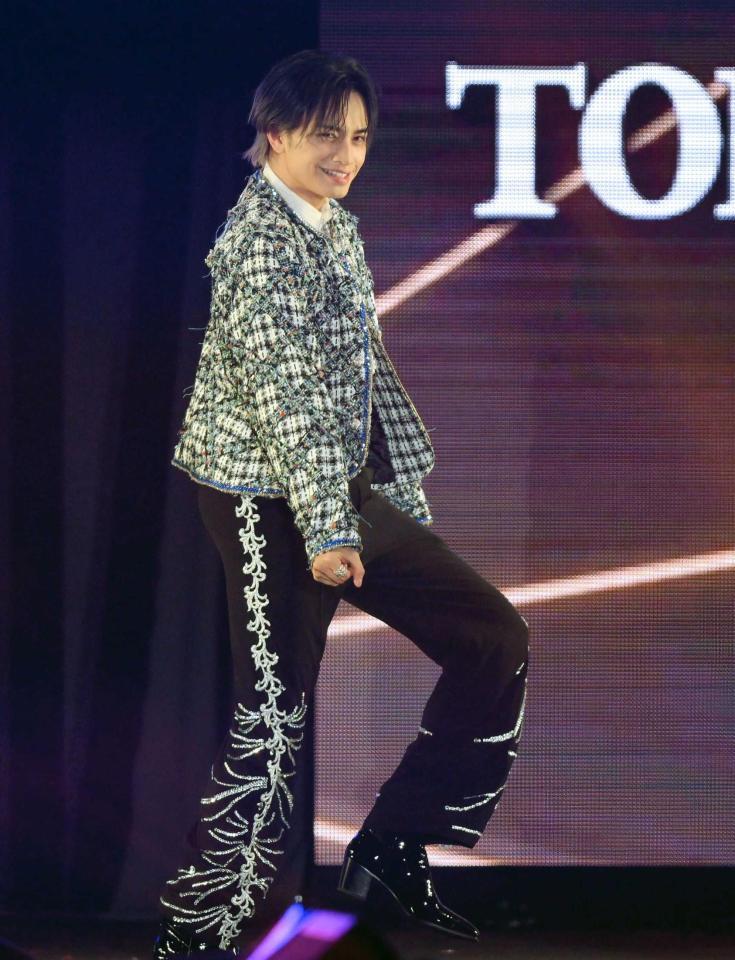 　ダンスで会場を盛り上げる中島健人（撮影・伊藤笙子）