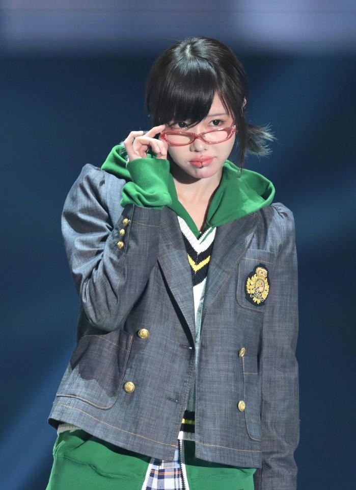 　眼鏡姿を披露したあの（撮影・伊藤笙子）