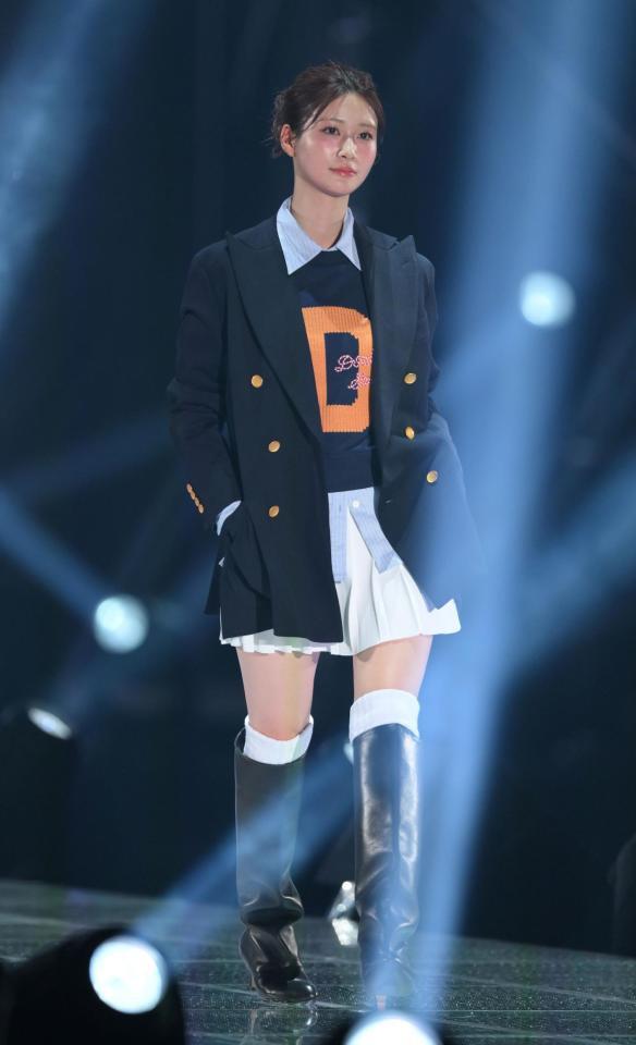 　ランウェイを歩く生見愛瑠（撮影・伊藤笙子）