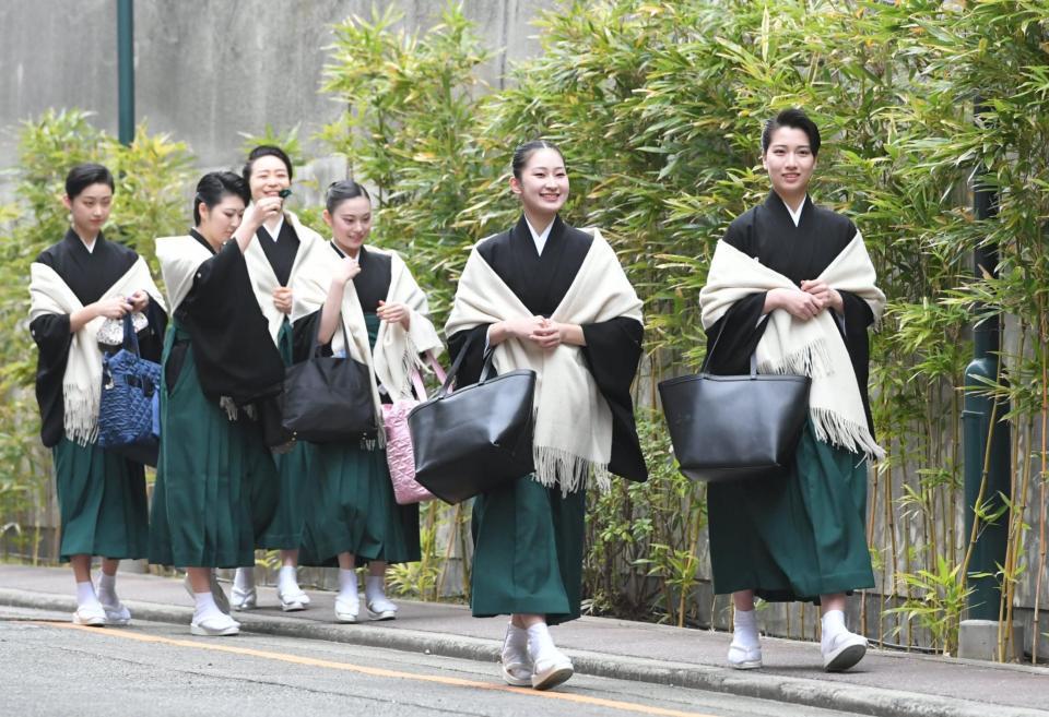 　卒業式の会場へと向かう第１１１期生（撮影・高部洋祐）