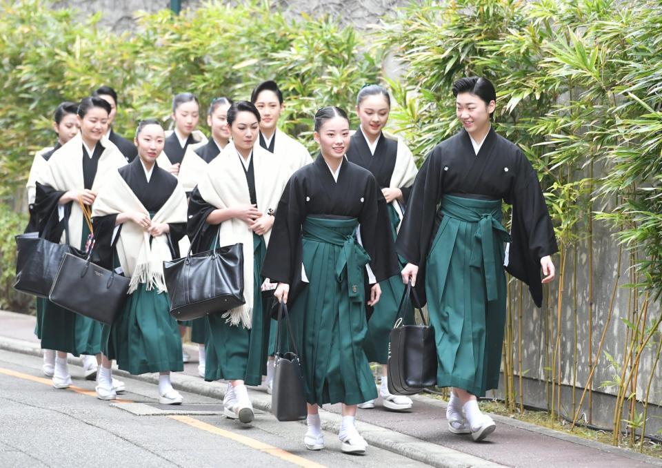 　卒業式の会場へと向かう第１１１期生（撮影・高部洋祐）