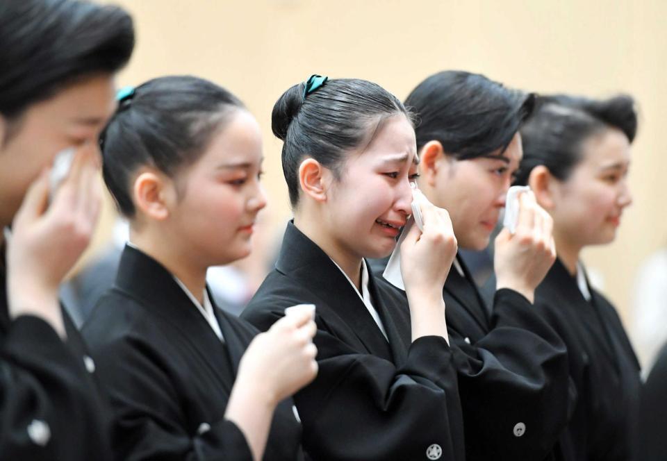　涙する宝塚音楽学校第１１１期生