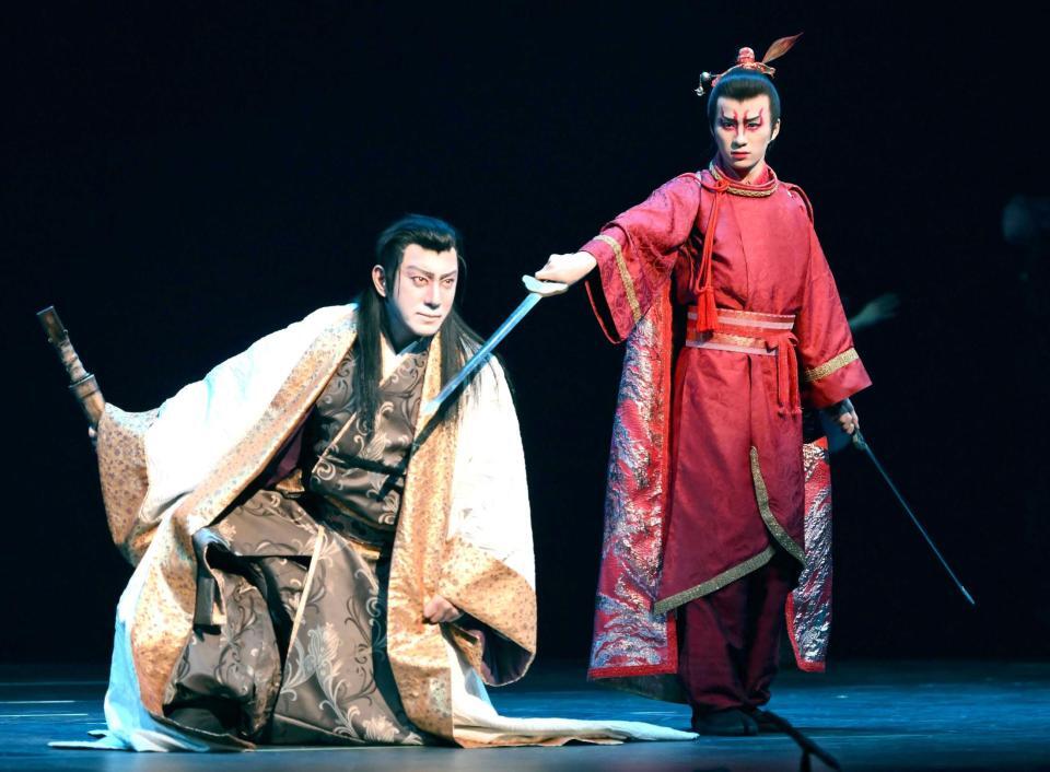 　安倍晴明を演じる市川團十郎（左）と朱雀を演じる嶋﨑斗亜（撮影・堀内翔）