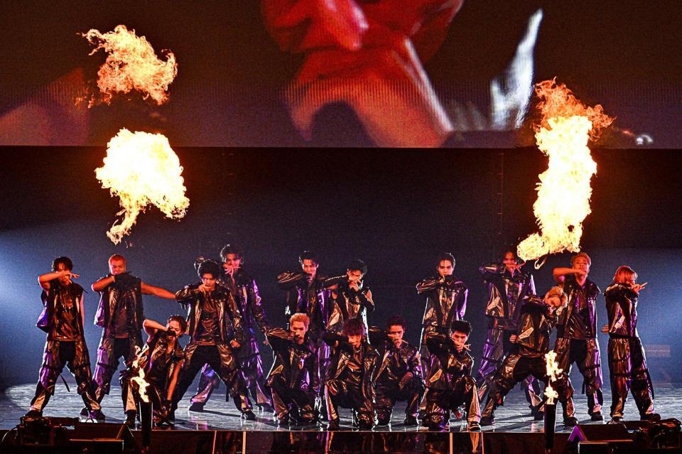 　ステージで躍動したＴＨＥ　ＲＡＭＰＡＧＥの１６人