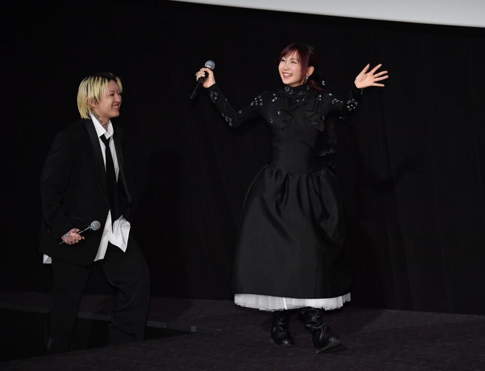 　映画舞台あいさつに登場したＹＯＡＳＯＢＩのｉｋｕｒａ（右）とＡｙａｓｅ（撮影・開出牧）