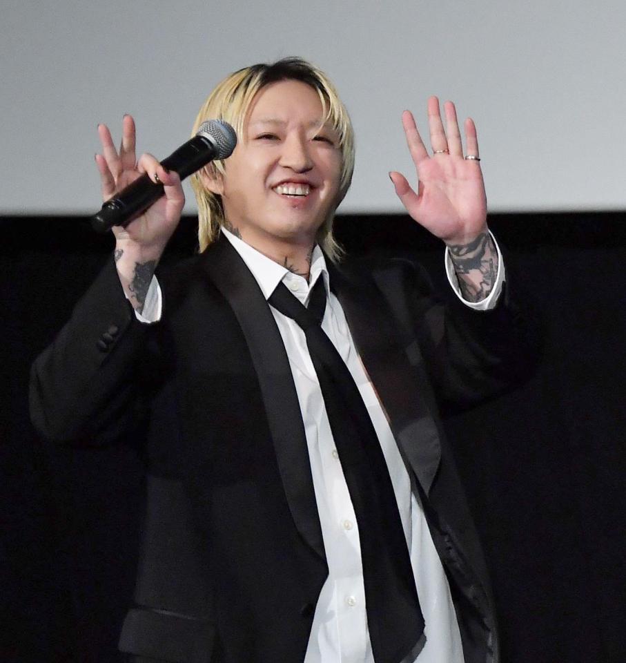 　観客の歓声の笑顔で応えるＹＯＡＳＯＢＩのＡｙａｓｅ（撮影・開出牧）