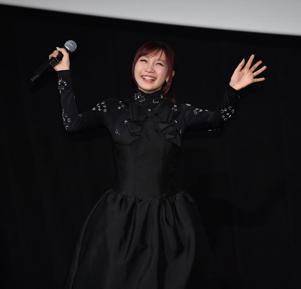 　映画舞台あいさつに登場し観客の歓声に応えるＹＯＡＳＯＢＩのｉｋｕｒａ（撮影・開出牧）