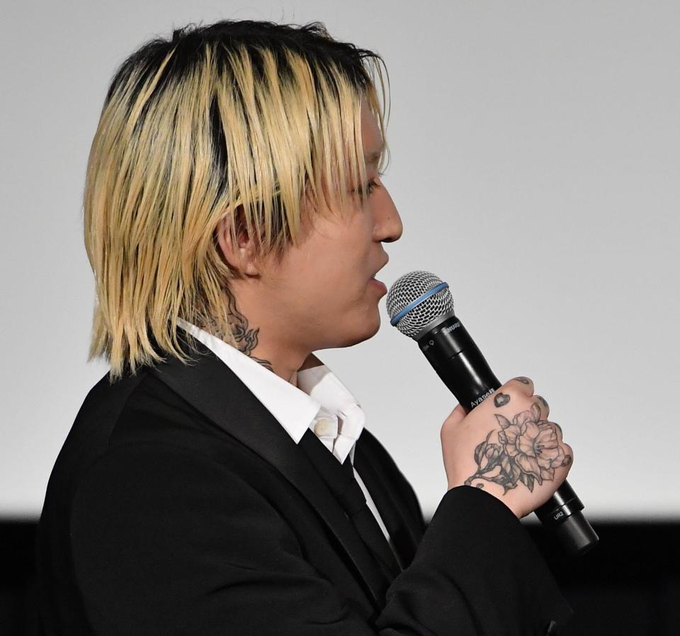 　映画舞台あいさつでトークをするＹＯＡＳＯＢＩのＡｙａｓｅ（撮影・開出牧）