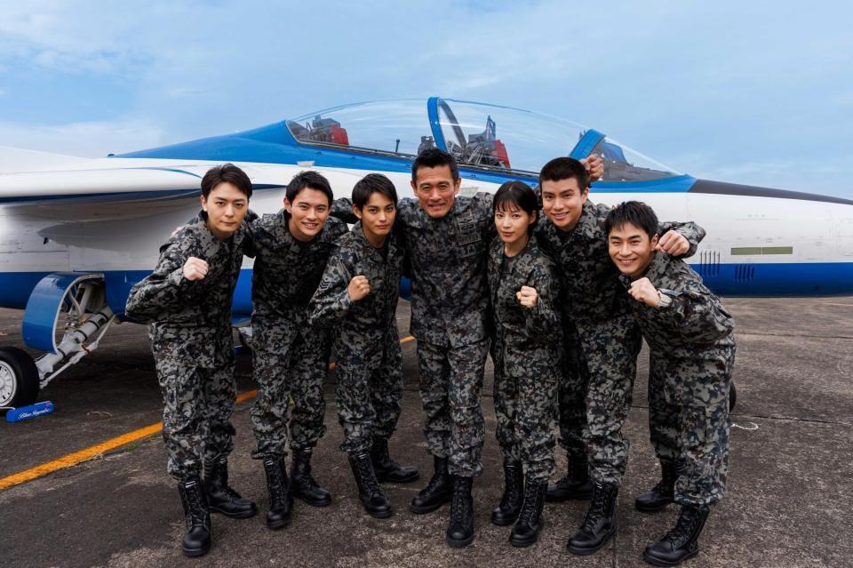 　肩を組む（左から）犬飼貴丈、前田拳太郎、神尾楓珠、内野聖陽、石井杏奈、渡辺碧斗、前田旺志郎