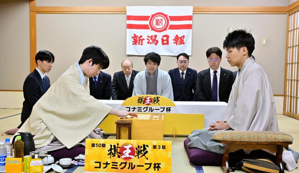 　将棋の第５０期棋王戦コナミグループ杯５番勝負の第３局で、初手を指す藤井聡太棋王。右は増田康宏八段