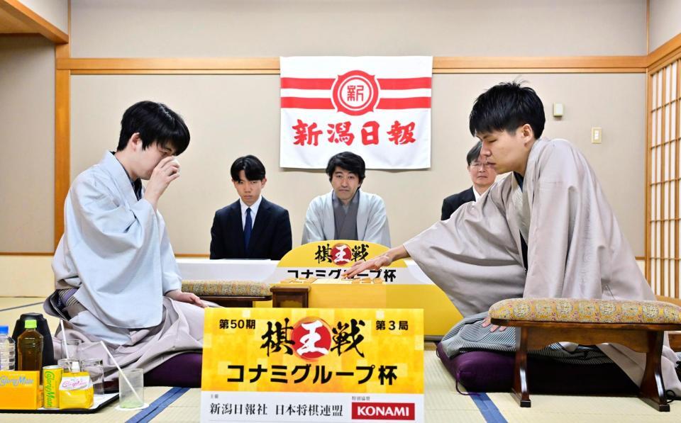 　将棋の第５０期棋王戦コナミグループ杯第３局が千日手となり、指し直し局に臨む藤井聡太棋王（左）と増田康宏八段
