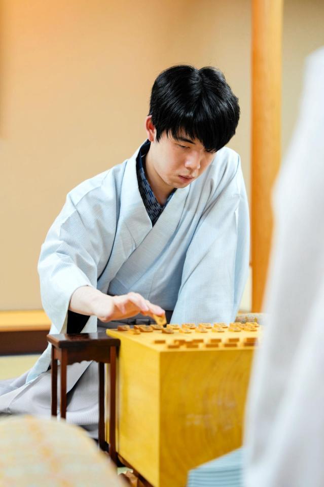 　３連勝で棋王位を防衛し、タイトル通算２７期＆番勝負通算１００勝を達成した藤井聡太棋王（提供・日本将棋連盟）