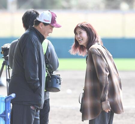 　楽天キャンプを訪れ、石井一久ＧＭと話す稲村亜美＝２月９日
