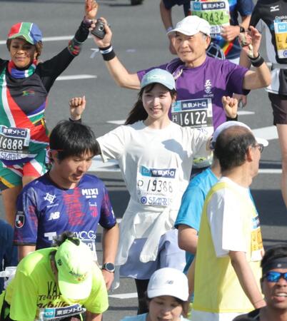 　ガッツポーズでゴールするＡＫＢ４８・小栗有以＝２日