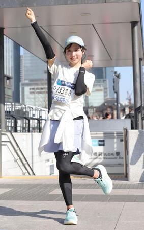 　東京マラソンを完走し、ポーズを決めるＡＫＢ４８・小栗有以＝２日