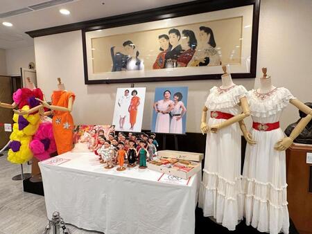 　今いくよさんと今くるよさんが生前着用していた衣装やつけまつげ