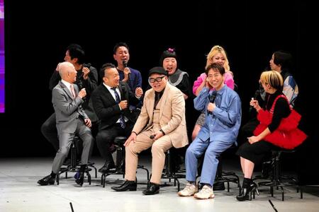 　「きょうはどやさの日！～ひな祭りはいくよ・くるよと笑いよし！～」に出演した藤井隆（前列右から２人目）ら