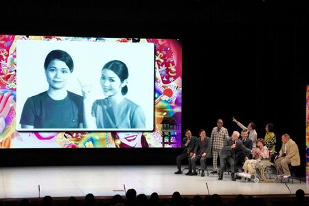 　今いくよ・くるよさんの写真を見ながら思い出を語る西川きよし（前列左から２人目）ら