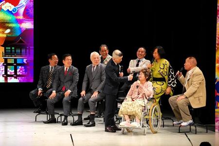 　今いくよ・くるよさんとの思い出を語る西川きよし（前列左から２人目）ら