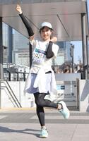 　東京マラソンを完走し、ポーズを決めるＡＫＢ４８・小栗有以＝２日