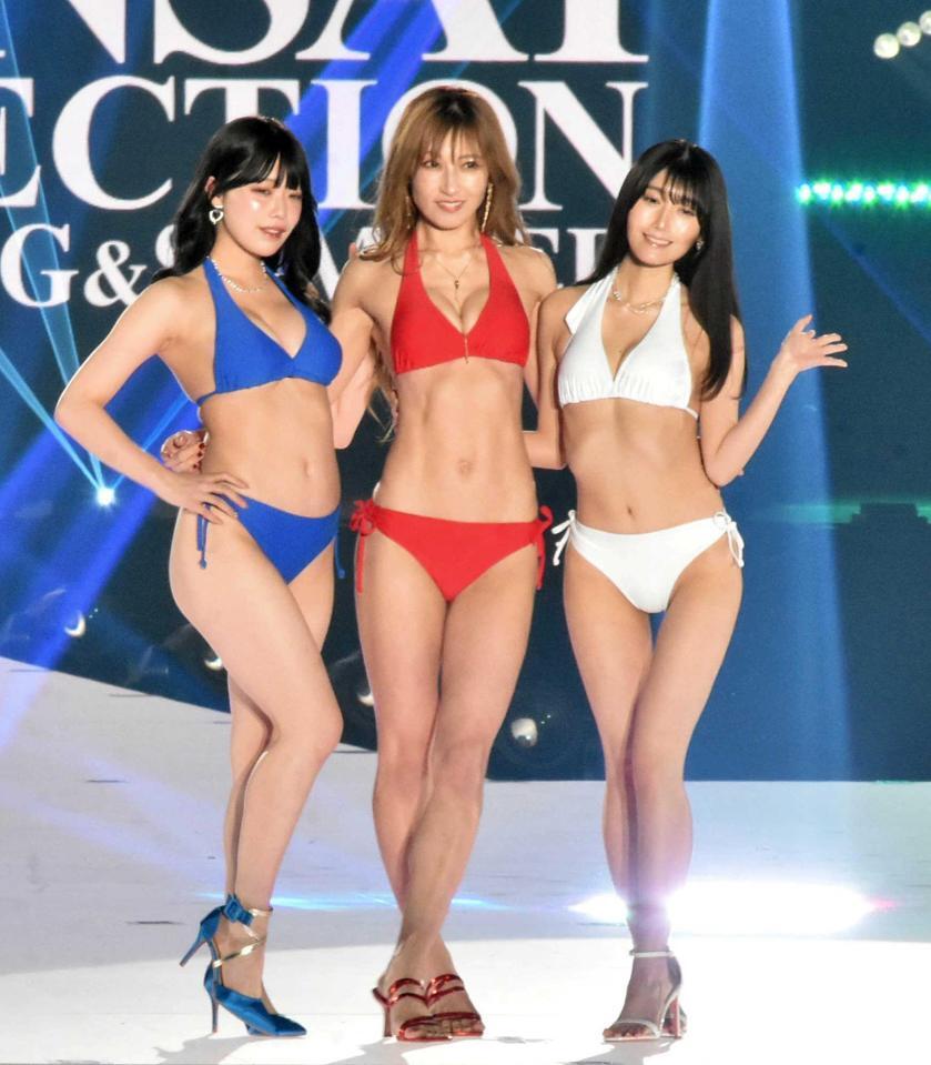 　ランウェイで美ボディを披露した（左から）塩見きら、熊田曜子、村雨芙美