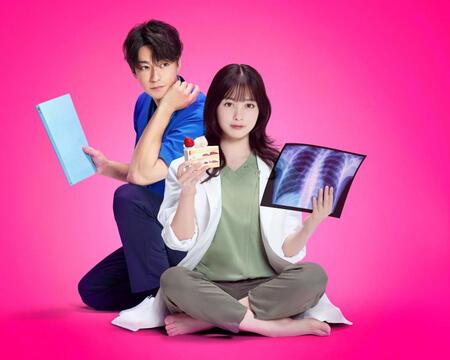 　「天久鷹央の推理カルテ」に出演する橋本環奈（右）と三浦翔平