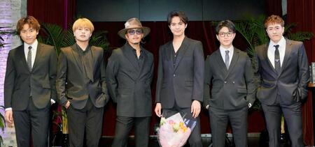 　黒の衣装で登場したＧＥＮＥＲＡＴＩＯＮＳの（左から）小森隼、白濱亜嵐、数原龍友、片寄涼太、佐野玲於、中務裕太