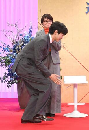 　２０２７年の大河ドラマ「逆賊の幕臣」の会見で席に向かう松坂桃李（撮影・佐々木彰尚）