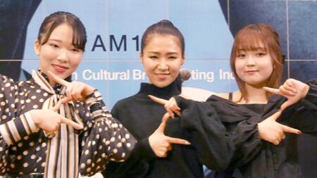 　Ｚポーズを披露する（左から）梅谷心愛、田中あいみ、舞乃空