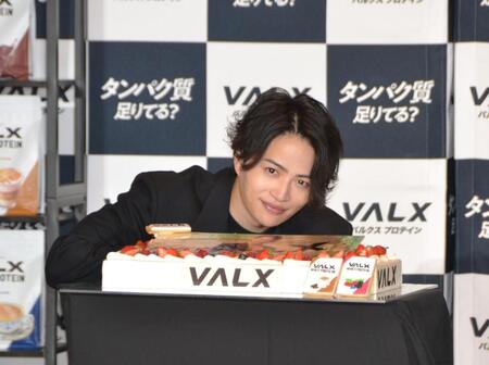 　プロテイン配合のバースデーケーキを前に笑顔を見せる菊池風磨
