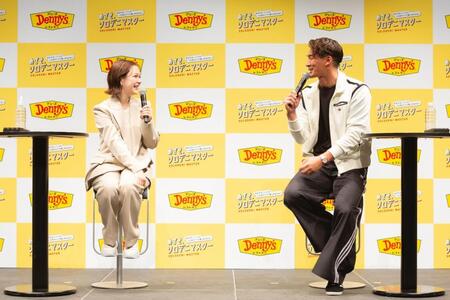 　デニーズトークで盛り上がる村重杏奈（左）と槙野智章