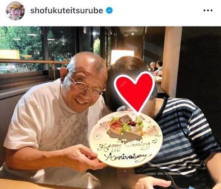 結婚４５周年を報告した１９年１１月の鶴瓶のインスタグラム＠ｓｈｏｆｕｋｕｔｅｉｔｓｕｒｕｂｅより 